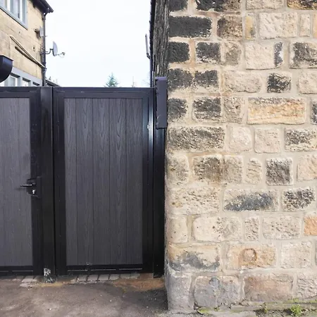 Headingley 2 Bedroom First Floor Flat Near Universities Shops& Park