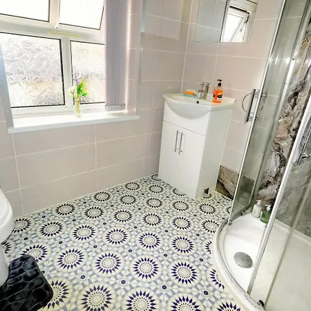 Headingley 2 Bedroom First Floor Flat Near Universities Shops& Park *