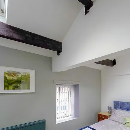 Headingley 2 Bedroom First Floor Flat Near Universities Shops& Park