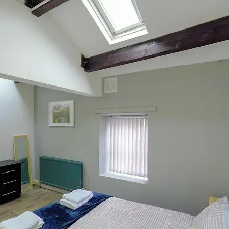 Headingley 2 Bedroom First Floor Flat Near Universities Shops& Park *