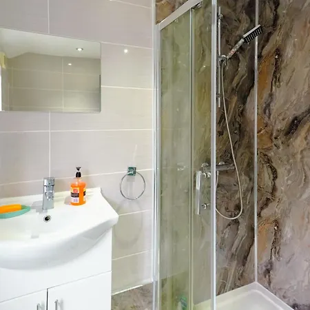 Headingley 2 Bedroom First Floor Flat Near Universities Shops& Park * Leeds (West Yorkshire)