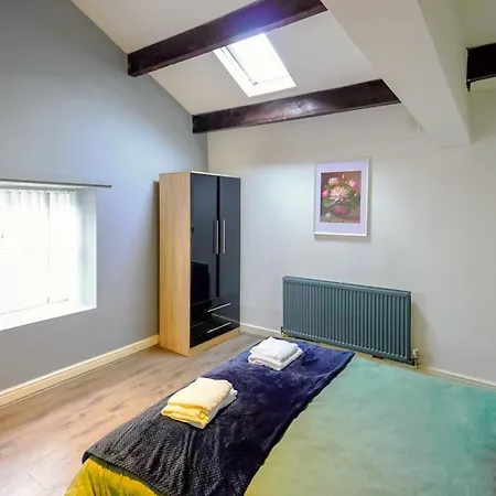 Headingley 2 Bedroom First Floor Flat Near Universities Shops& Park