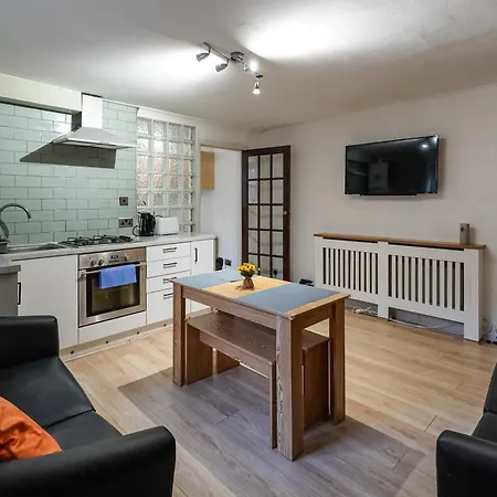 Headingley 2 Bedroom Flat Near Universities Shops& Park Apartment