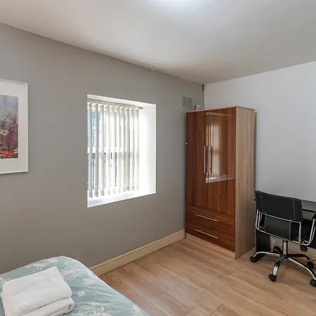 Headingley 2 Bedroom Flat Near Universities Shops& Park *