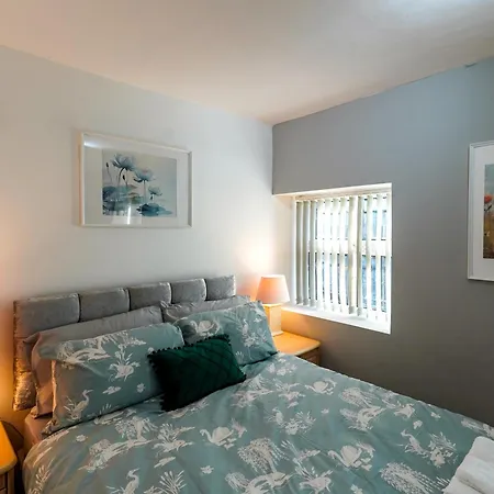 Headingley 2 Bedroom Flat Near Universities Shops& Park Apartment