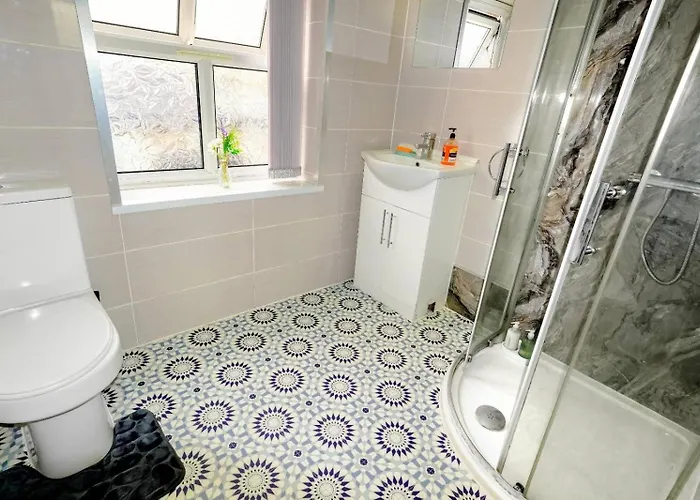 Headingley 2 Bedroom First Floor Flat Near Universities Shops& Park *