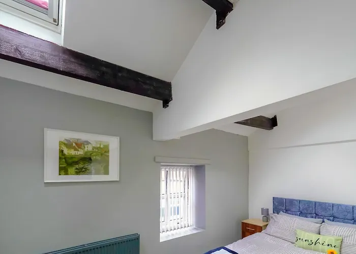 Headingley 2 Bedroom First Floor Flat Near Universities Shops& Park