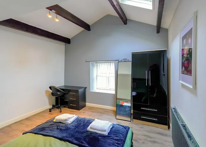 Headingley 2 Bedroom First Floor Flat Near Universities Shops& Park *