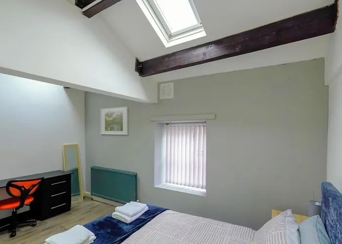 Headingley 2 Bedroom First Floor Flat Near Universities Shops& Park *