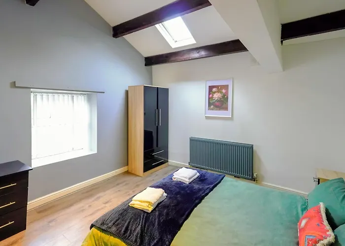 Headingley 2 Bedroom First Floor Flat Near Universities Shops& Park