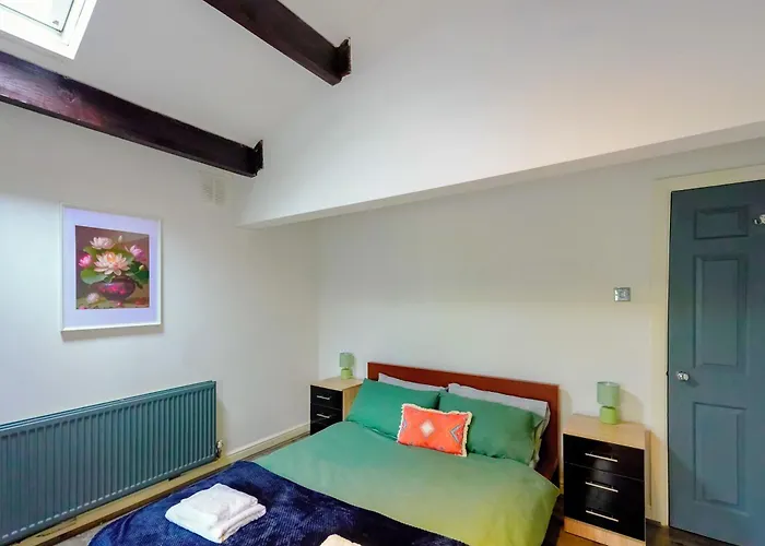 Headingley 2 Bedroom First Floor Flat Near Universities Shops& Park דירה לידס