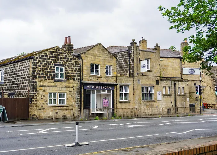 Headingley 2 Bedroom First Floor Flat Near Universities Shops& Park